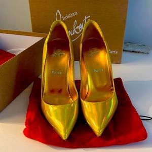 Christian Louboutin ‘Hot Chick’ pump size 38 in patent psychic yellow.